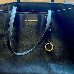 Xl Tote good condition 2 pockets